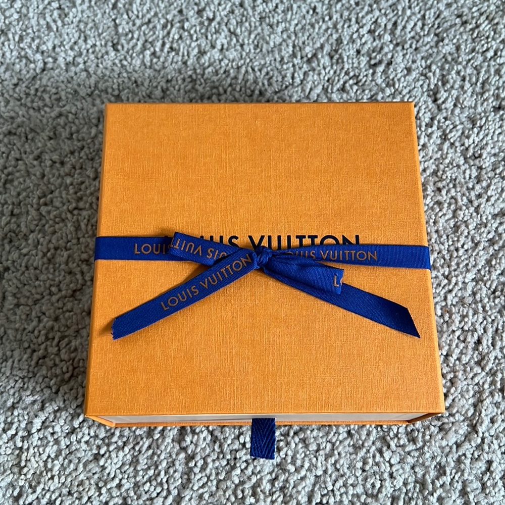 Luis Vuitton belt box with ribbon